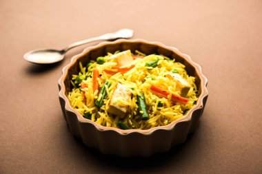 Vejetaryen paneer biryani ya da Panir Pulav, popüler Hint yemekleri.