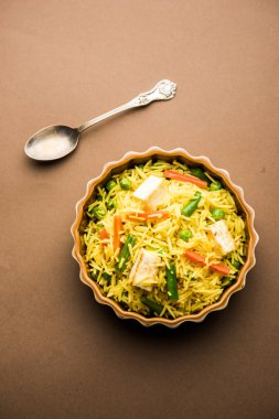 Vejetaryen paneer biryani ya da Panir Pulav, popüler Hint yemekleri.