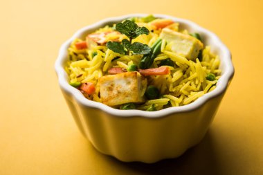Vejetaryen paneer biryani ya da Panir Pulav, popüler Hint yemekleri.