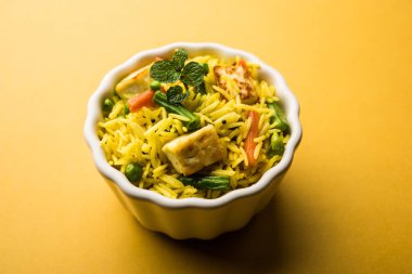 Vejetaryen paneer biryani ya da Panir Pulav, popüler Hint yemekleri.