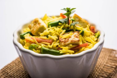 Vejetaryen paneer biryani ya da Panir Pulav, popüler Hint yemekleri.
