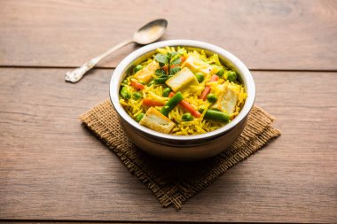 Vejetaryen paneer biryani ya da Panir Pulav, popüler Hint yemekleri.