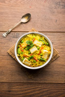 Vejetaryen paneer biryani ya da Panir Pulav, popüler Hint yemekleri.