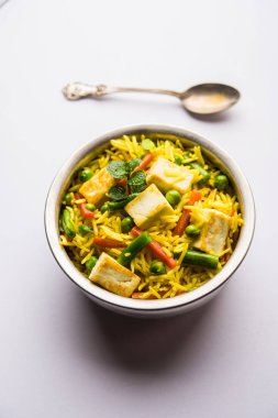 Vejetaryen paneer biryani ya da Panir Pulav, popüler Hint yemekleri.