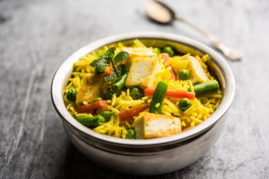 Vejetaryen paneer biryani ya da Panir Pulav, popüler Hint yemekleri.