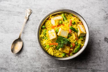 Vejetaryen paneer biryani ya da Panir Pulav, popüler Hint yemekleri.