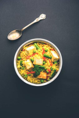 Vejetaryen paneer biryani ya da Panir Pulav, popüler Hint yemekleri.
