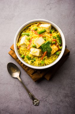 Vejetaryen paneer biryani ya da Panir Pulav, popüler Hint yemekleri.