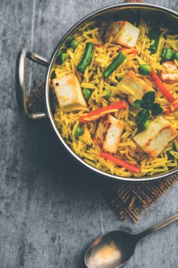 Vejetaryen paneer biryani ya da Panir Pulav, popüler Hint yemekleri.