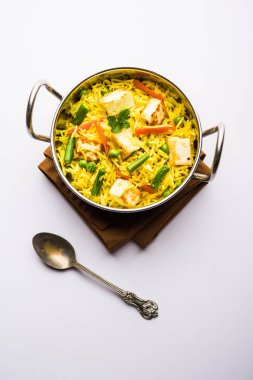 Vejetaryen paneer biryani ya da Panir Pulav, popüler Hint yemekleri.