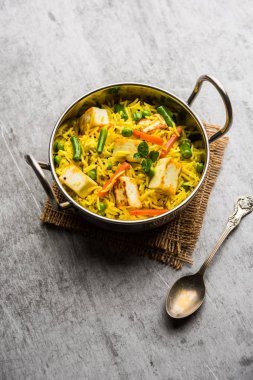 Vejetaryen paneer biryani ya da Panir Pulav, popüler Hint yemekleri.