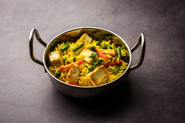 Vejetaryen paneer biryani ya da Panir Pulav, popüler Hint yemekleri.
