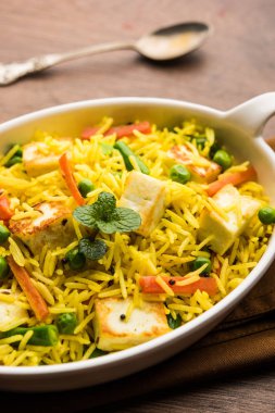 Vejetaryen paneer biryani ya da Panir Pulav, popüler Hint yemekleri.