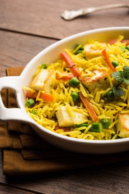 Vejetaryen paneer biryani ya da Panir Pulav, popüler Hint yemekleri.