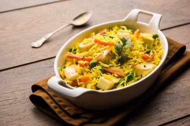 Vejetaryen paneer biryani ya da Panir Pulav, popüler Hint yemekleri.