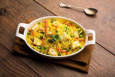 Vejetaryen paneer biryani ya da Panir Pulav, popüler Hint yemekleri.