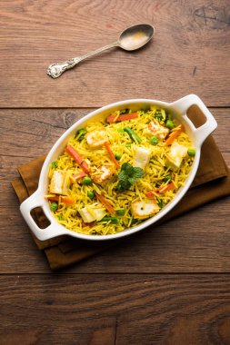 Vejetaryen paneer biryani ya da Panir Pulav, popüler Hint yemekleri.