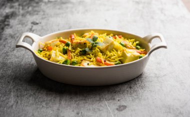 Vejetaryen paneer biryani ya da Panir Pulav, popüler Hint yemekleri.