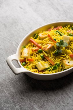 Vejetaryen paneer biryani ya da Panir Pulav, popüler Hint yemekleri.