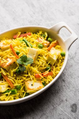 Vejetaryen paneer biryani ya da Panir Pulav, popüler Hint yemekleri.