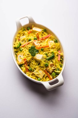 Vejetaryen paneer biryani ya da Panir Pulav, popüler Hint yemekleri.