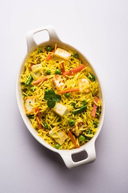 Vejetaryen paneer biryani ya da Panir Pulav, popüler Hint yemekleri.