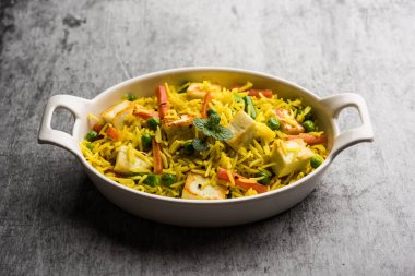 Vejetaryen paneer biryani ya da Panir Pulav, popüler Hint yemekleri.