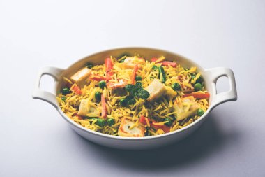 Vejetaryen paneer biryani ya da Panir Pulav, popüler Hint yemekleri.