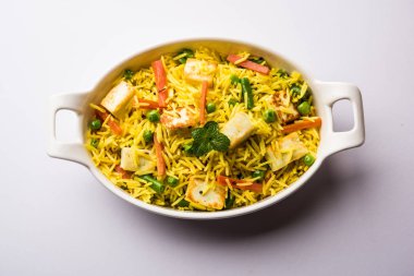 Vejetaryen paneer biryani ya da Panir Pulav, popüler Hint yemekleri.