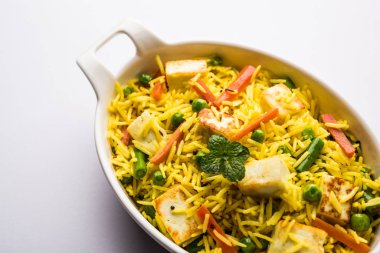 Vejetaryen paneer biryani ya da Panir Pulav, popüler Hint yemekleri.