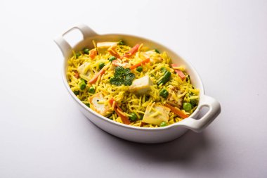 Vejetaryen paneer biryani ya da Panir Pulav, popüler Hint yemekleri.