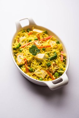 Vejetaryen paneer biryani ya da Panir Pulav, popüler Hint yemekleri.