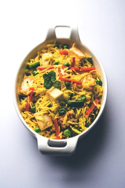 Vejetaryen paneer biryani ya da Panir Pulav, popüler Hint yemekleri.