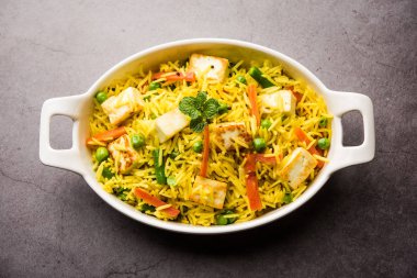 Vejetaryen paneer biryani ya da Panir Pulav, popüler Hint yemekleri.