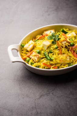 Vejetaryen paneer biryani ya da Panir Pulav, popüler Hint yemekleri.