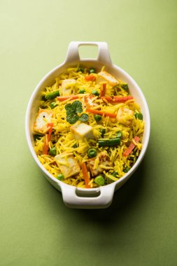 Vejetaryen paneer biryani ya da Panir Pulav, popüler Hint yemekleri.
