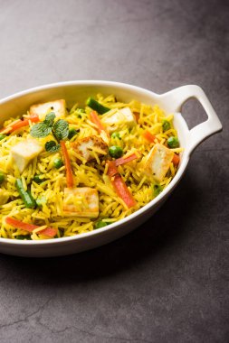 Vejetaryen paneer biryani ya da Panir Pulav, popüler Hint yemekleri.