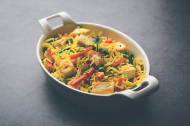 Vejetaryen paneer biryani ya da Panir Pulav, popüler Hint yemekleri.