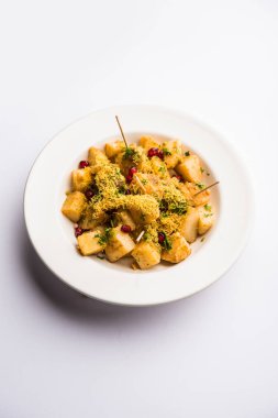 Aloo chaat ya da Alu chat, Hindistan 'da özellikle Kuzey Hindistan' da bulunan popüler bir sokak yiyeceğidir. Kolay bir yemek tarifi..