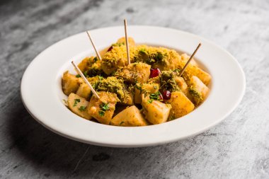 Aloo chaat ya da Alu chat, Hindistan 'da özellikle Kuzey Hindistan' da bulunan popüler bir sokak yiyeceğidir. Kolay bir yemek tarifi..