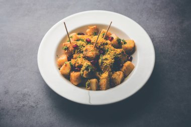 Aloo chaat ya da Alu chat, Hindistan 'da özellikle Kuzey Hindistan' da bulunan popüler bir sokak yiyeceğidir. Kolay bir yemek tarifi..