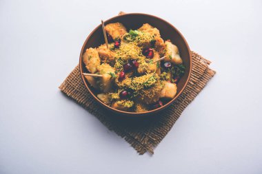 Aloo chaat ya da Alu chat, Hindistan 'da özellikle Kuzey Hindistan' da bulunan popüler bir sokak yiyeceğidir. Kolay bir yemek tarifi..