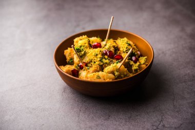 Aloo chaat ya da Alu chat, Hindistan 'da özellikle Kuzey Hindistan' da bulunan popüler bir sokak yiyeceğidir. Kolay bir yemek tarifi..