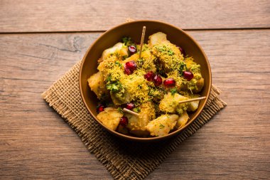 Aloo chaat ya da Alu chat, Hindistan 'da özellikle Kuzey Hindistan' da bulunan popüler bir sokak yiyeceğidir. Kolay bir yemek tarifi..