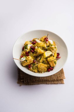 Aloo chaat ya da Alu chat, Hindistan 'da özellikle Kuzey Hindistan' da bulunan popüler bir sokak yiyeceğidir. Kolay bir yemek tarifi..