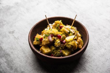 Aloo chaat ya da Alu chat, Hindistan 'da özellikle Kuzey Hindistan' da bulunan popüler bir sokak yiyeceğidir. Kolay bir yemek tarifi..