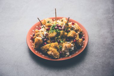 Aloo chaat ya da Alu chat, Hindistan 'da özellikle Kuzey Hindistan' da bulunan popüler bir sokak yiyeceğidir. Kolay bir yemek tarifi..