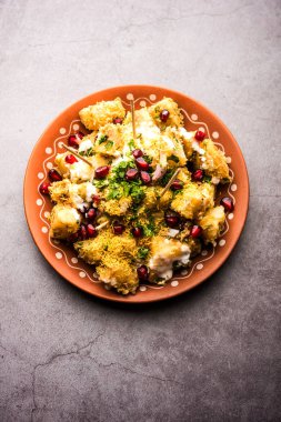 Aloo chaat ya da Alu chat, Hindistan 'da özellikle Kuzey Hindistan' da bulunan popüler bir sokak yiyeceğidir. Kolay bir yemek tarifi..