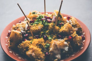 Aloo chaat ya da Alu chat, Hindistan 'da özellikle Kuzey Hindistan' da bulunan popüler bir sokak yiyeceğidir. Kolay bir yemek tarifi..