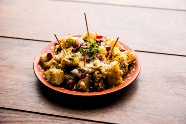 Aloo chaat ya da Alu chat, Hindistan 'da özellikle Kuzey Hindistan' da bulunan popüler bir sokak yiyeceğidir. Kolay bir yemek tarifi..